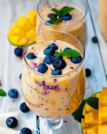 Buttermilch-Smoothie mit Mango und Heidelbeeren
