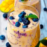 Buttermilch-Smoothie mit Mango und Heidelbeeren