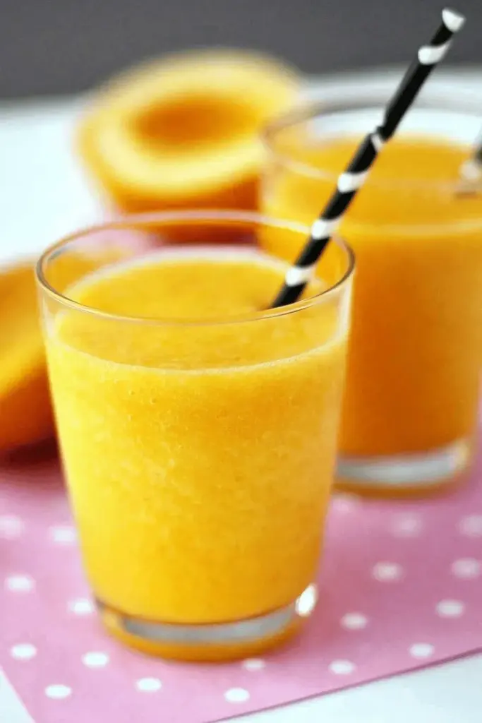 Detox Smoothie mit Orange, Mango und Ingwer