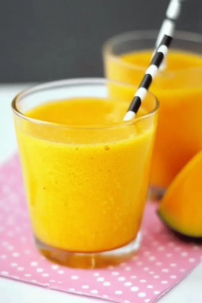 Detox Smoothie mit Orange, Mango und Ingwer