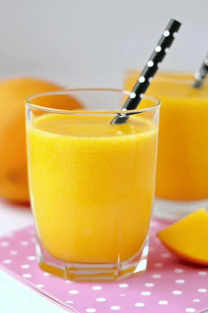 Detox Smoothie mit Orange, Mango und Ingwer