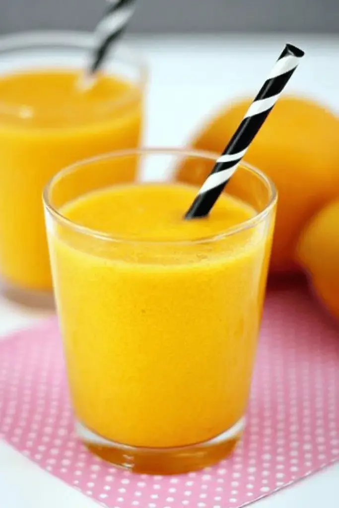 Detox Smoothie mit Orange, Mango und Ingwer