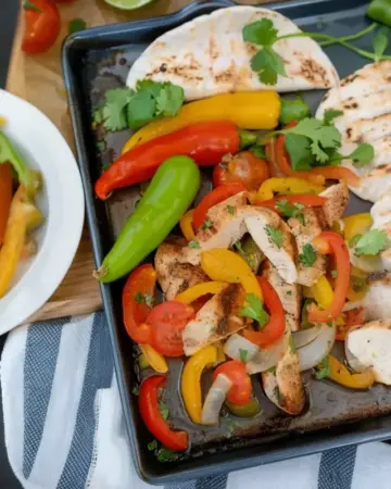 Ein-Blech Hähnchen-Fajitas mit Paprika