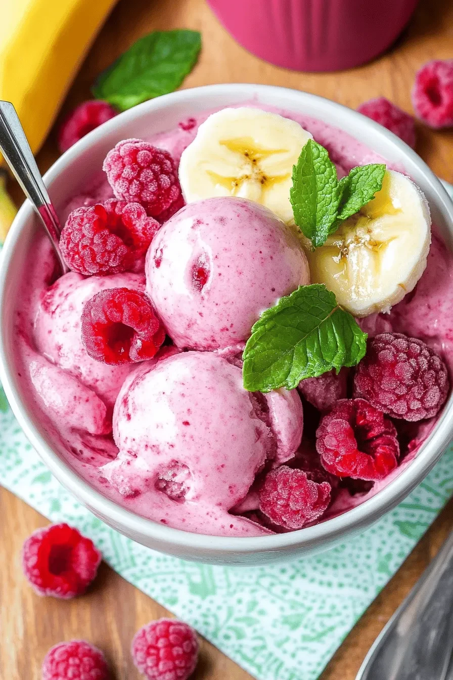 Gesundes Eis mit Himbeeren und Banane