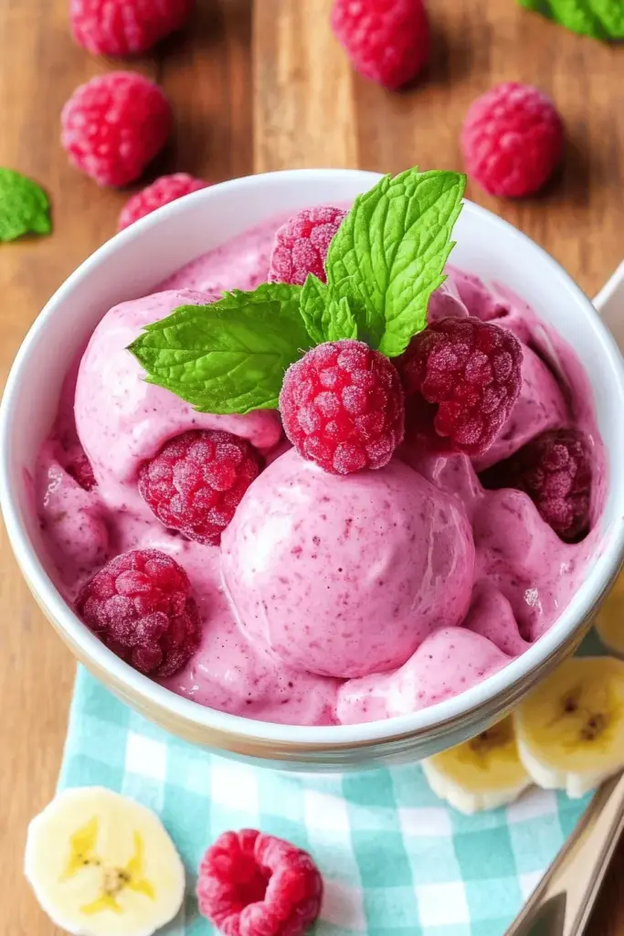 Gesundes Eis mit Himbeeren und Banane