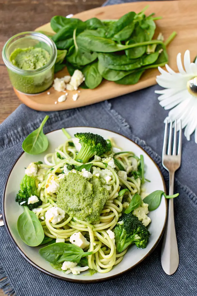 Grüne Zucchininudeln mit Brokkoli und Avocadopesto