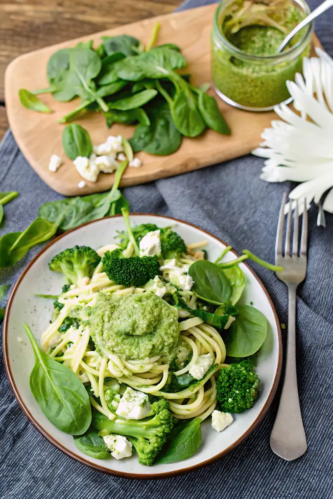 Grüne Zucchininudeln mit Brokkoli und Avocadopesto