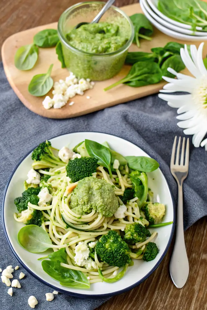 Grüne Zucchininudeln mit Brokkoli und Avocadopesto