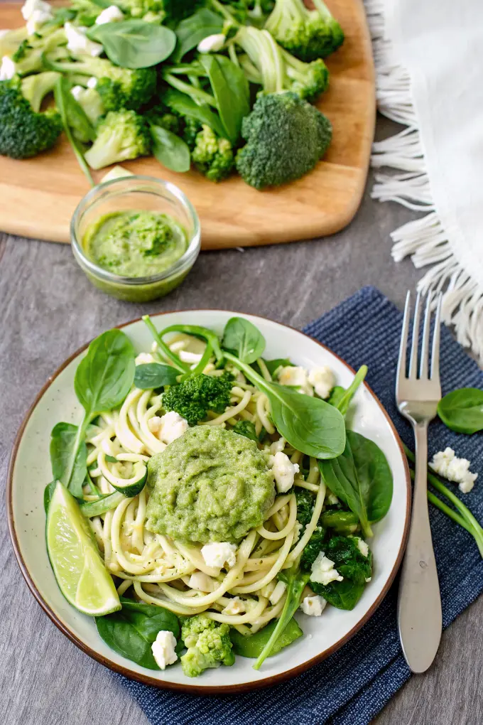 Grüne Zucchininudeln mit Brokkoli und Avocadopesto