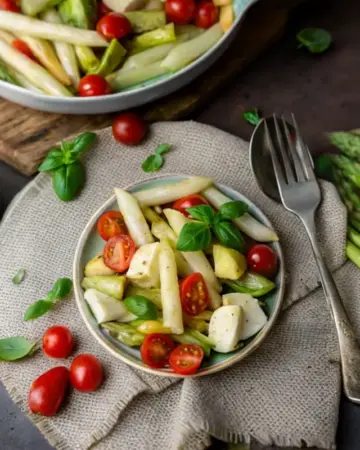 Italienischer Spargelsalat mit Tomaten und Mozzarella