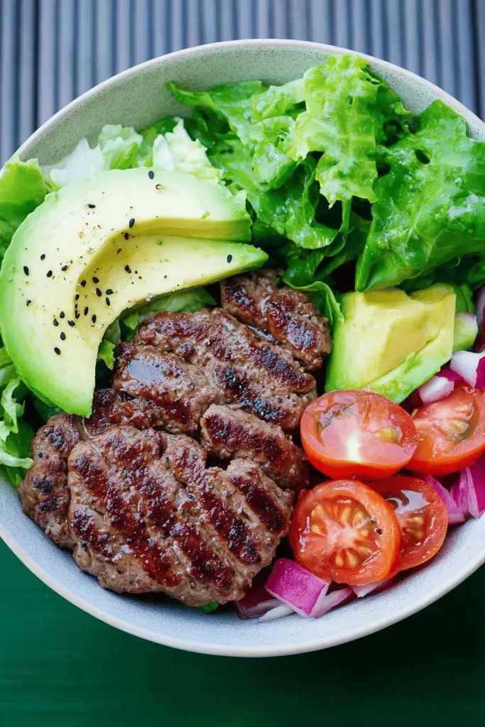 Low Carb Burger Bowl mit Hackfleisch