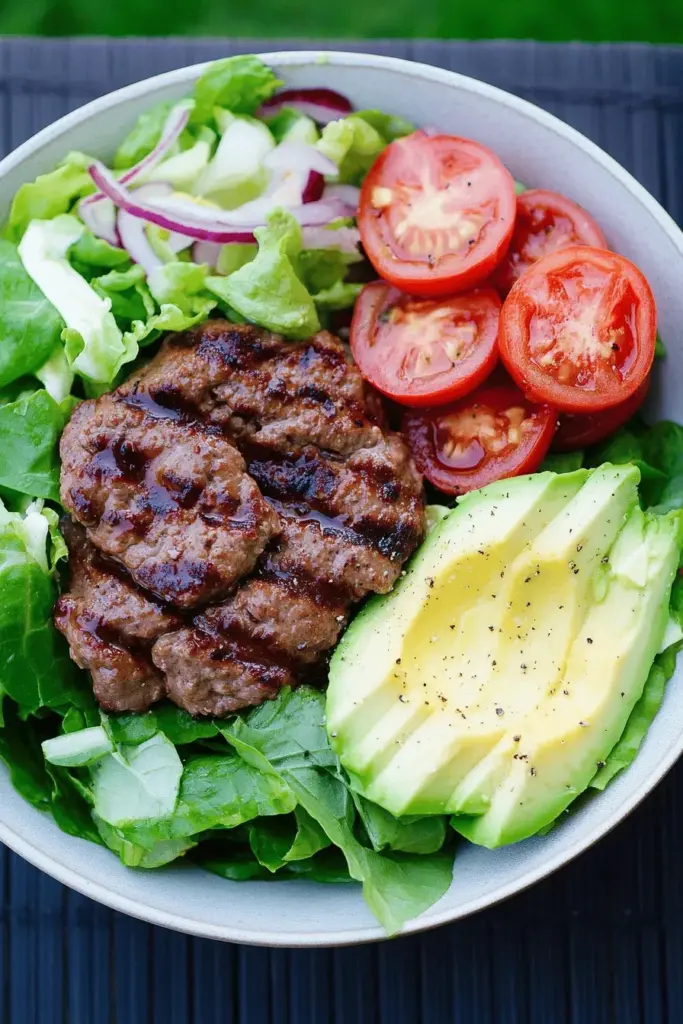 Low Carb Burger Bowl mit Hackfleisch