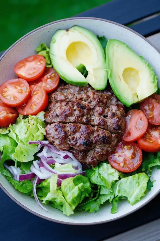Low Carb Burger Bowl mit Hackfleisch