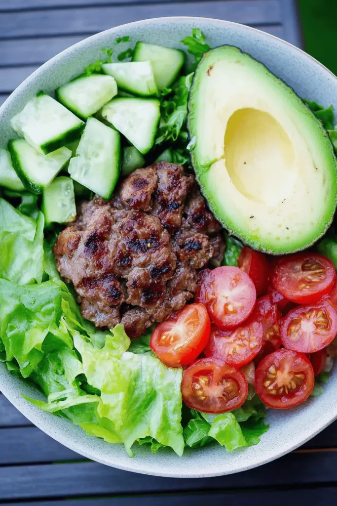 Low Carb Burger Bowl mit Hackfleisch