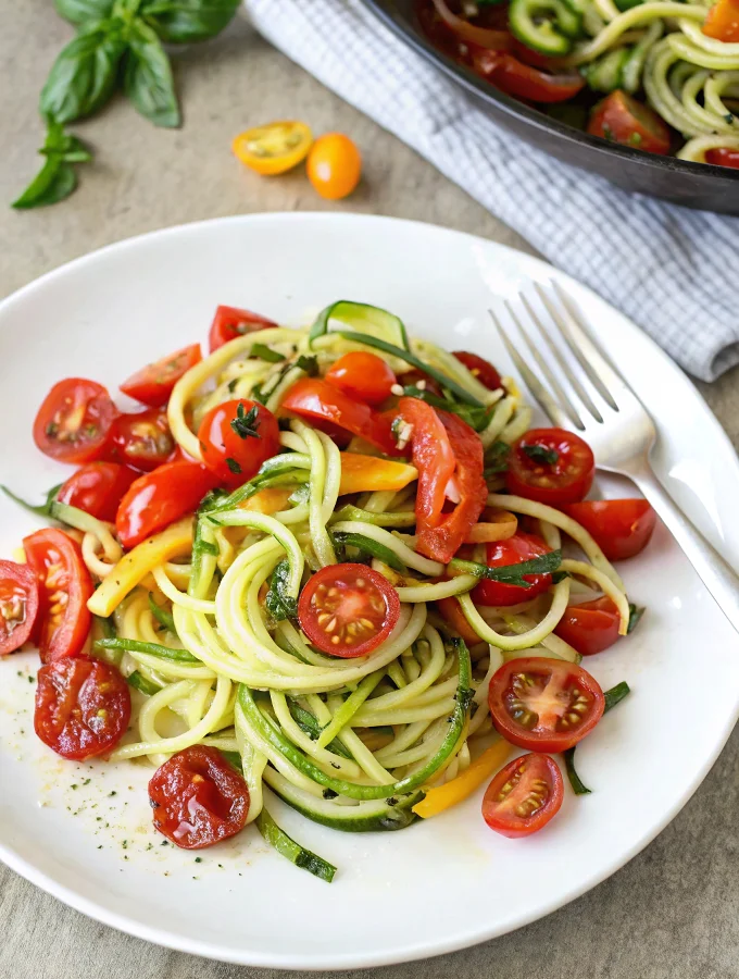 Low Carb Zucchini-Nudeln mit Tomaten und Paprika