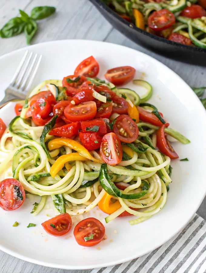 Low Carb Zucchini-Nudeln mit Tomaten und Paprika