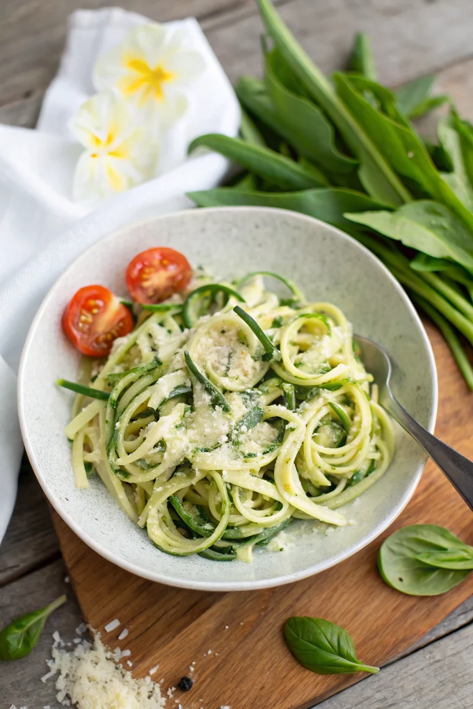 Low Carb Zucchininudeln mit Bärlauch und Parmesan