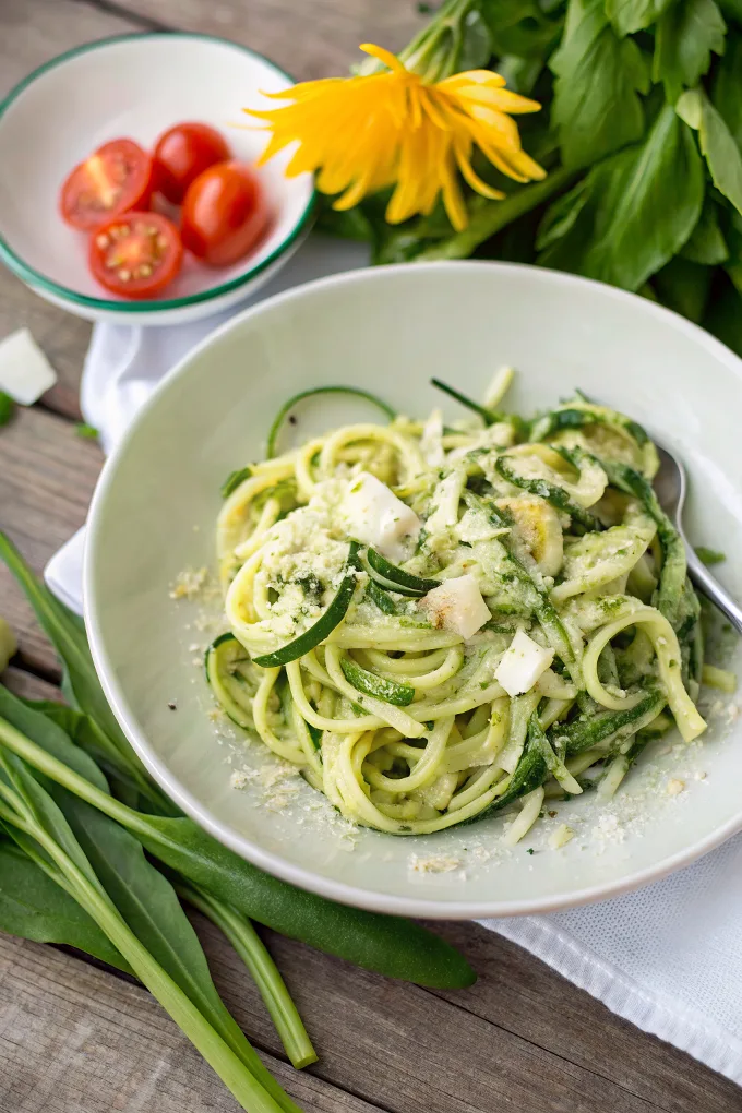 Low Carb Zucchininudeln mit Bärlauch und Parmesan