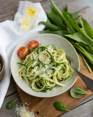 Low Carb Zucchininudeln mit Bärlauch und Parmesan