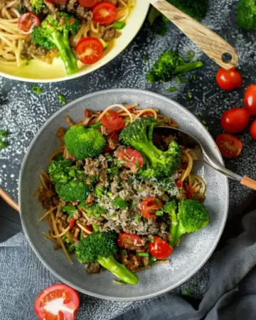 Nudeln mit Hack, Brokkoli & Tomaten