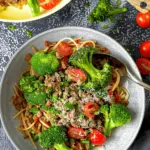 Nudeln mit Hackfleisch, Brokkoli und Tomaten