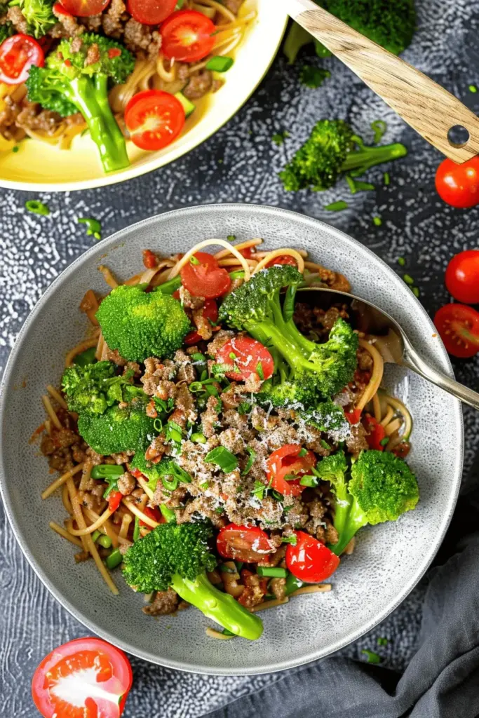 Nudeln mit Hackfleisch, Brokkoli und Tomaten