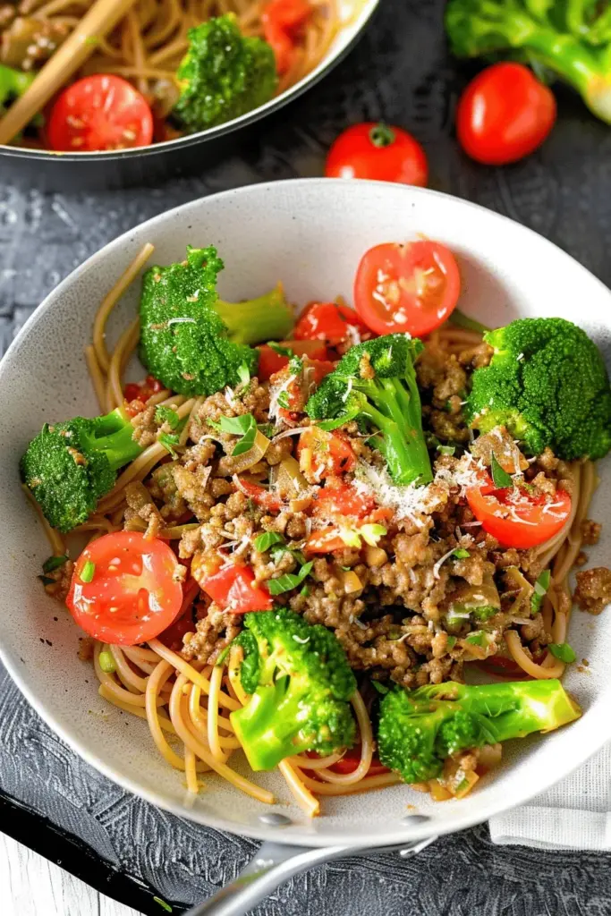 Nudeln mit Hackfleisch, Brokkoli und Tomaten