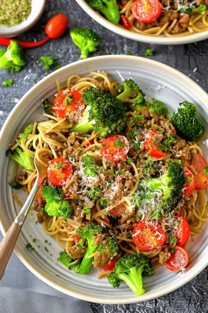 Nudeln mit Hackfleisch, Brokkoli und Tomaten