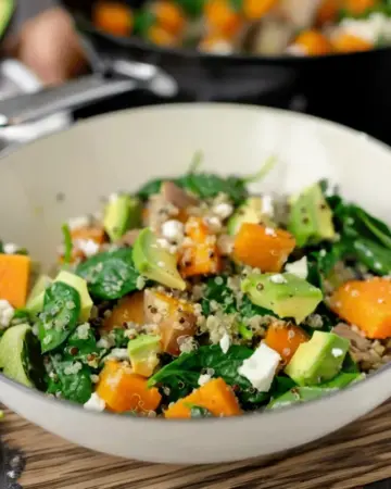 One Pot Quinoa mit Spinat, Avocado und Süßkartoffeln