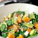 One Pot Quinoa mit Spinat, Avocado und Süßkartoffeln