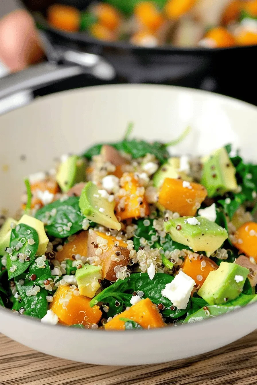 One Pot Quinoa mit Spinat, Avocado und Süßkartoffeln