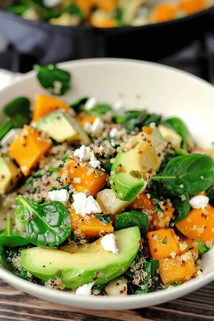 One Pot Quinoa mit Spinat, Avocado und Süßkartoffeln