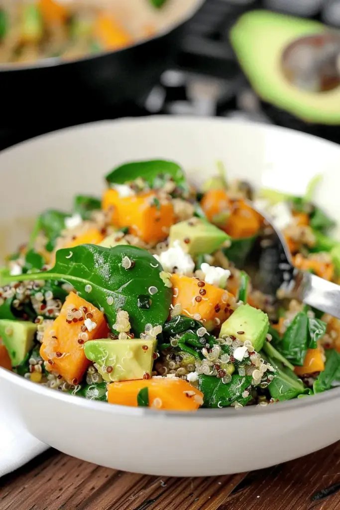 One Pot Quinoa mit Spinat, Avocado und Süßkartoffeln