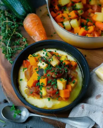 Schmorgemüse mit Polenta und Bergkäse img
