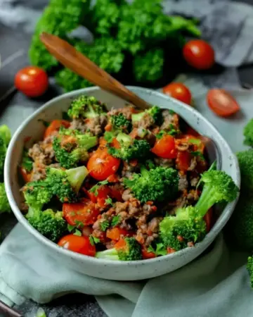 Schnelle Brokkoli-Hackfleisch-Pfanne mit Tomaten und Petersilie