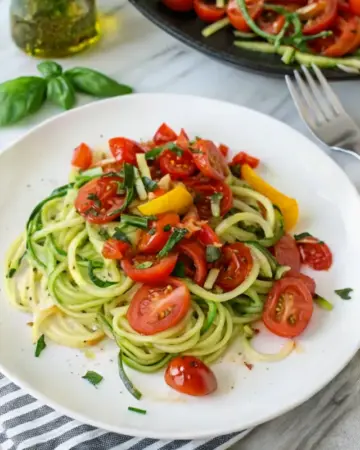 Zucchininudeln mit Tomaten & Paprika