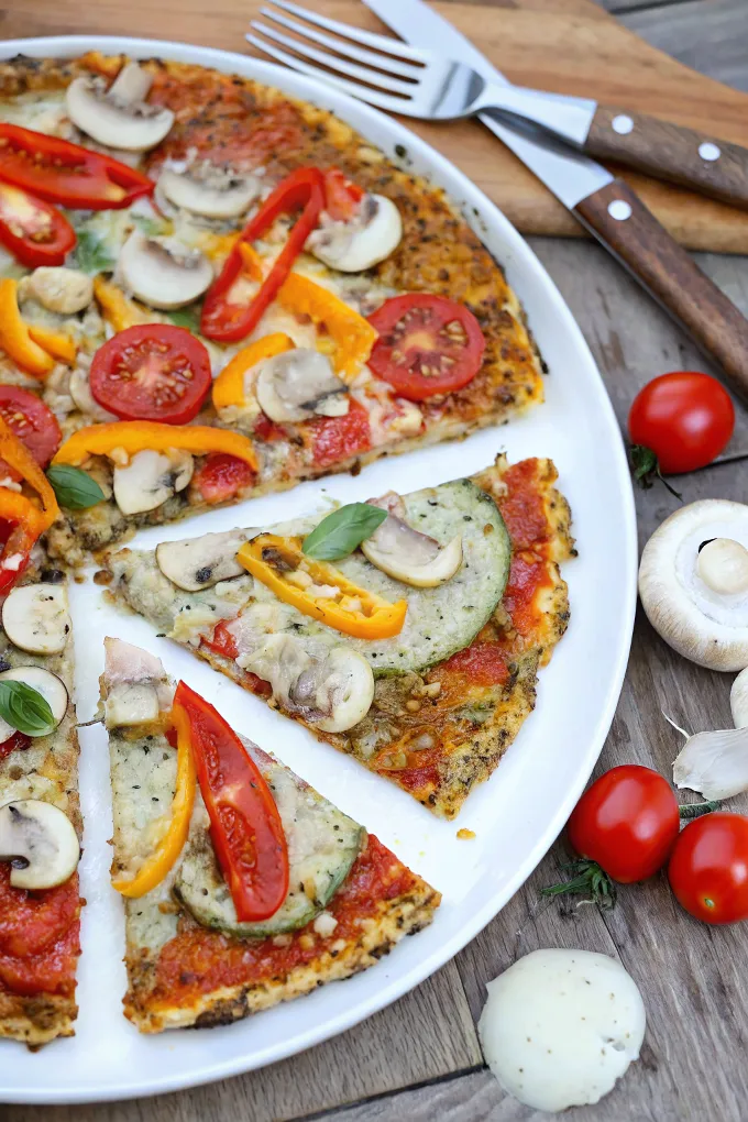 Low Carb Pizza mit Zucchini-Mandel-Teig