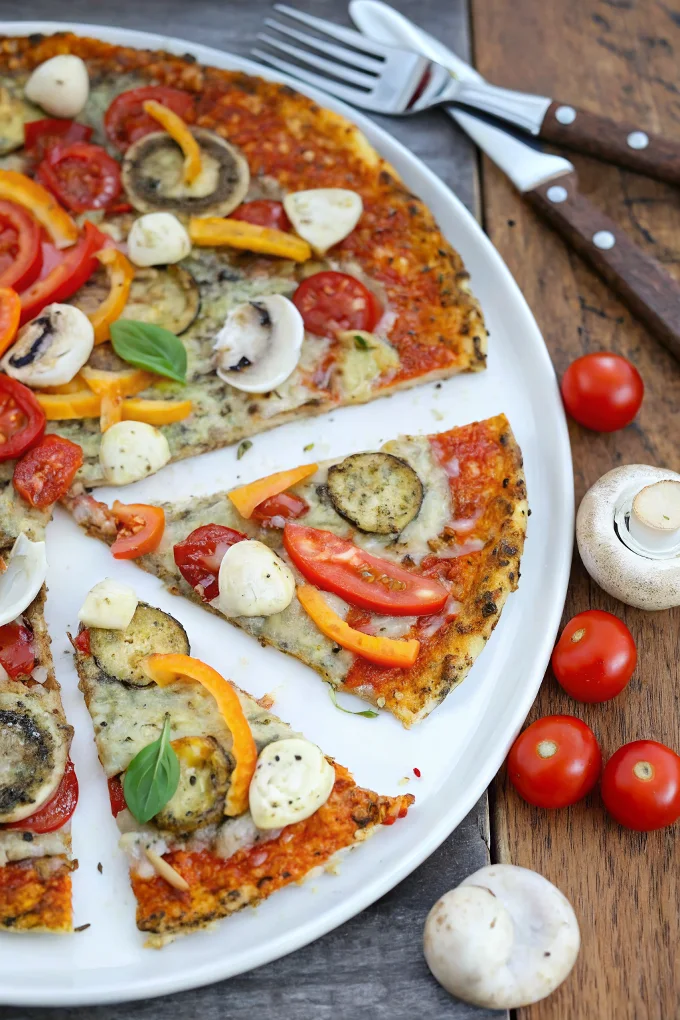 Low Carb Pizza mit Zucchini-Mandel-Teig
