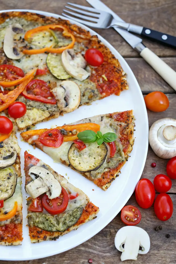 Low Carb Pizza mit Zucchini-Mandel-Teig