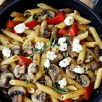 Nudeln mit Champignons, Paprika und Feta