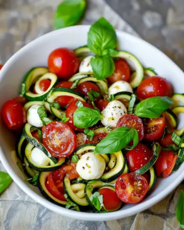 Zucchini-Salat mit Tomaten und Zoodles Img